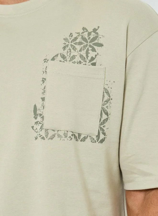 ستايلي تيشيرت واسع بطبعة جرافيك وجيب